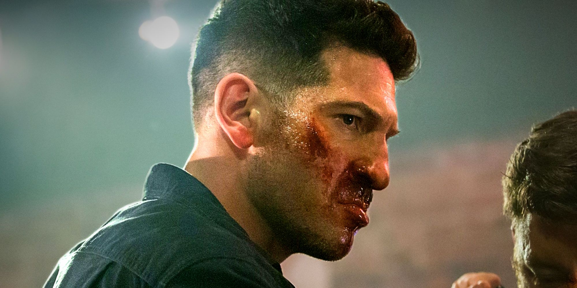 Frank Castle, de Jon Bernthal, luta com o rosto ensanguentado em O Justiceiro, da Netflix