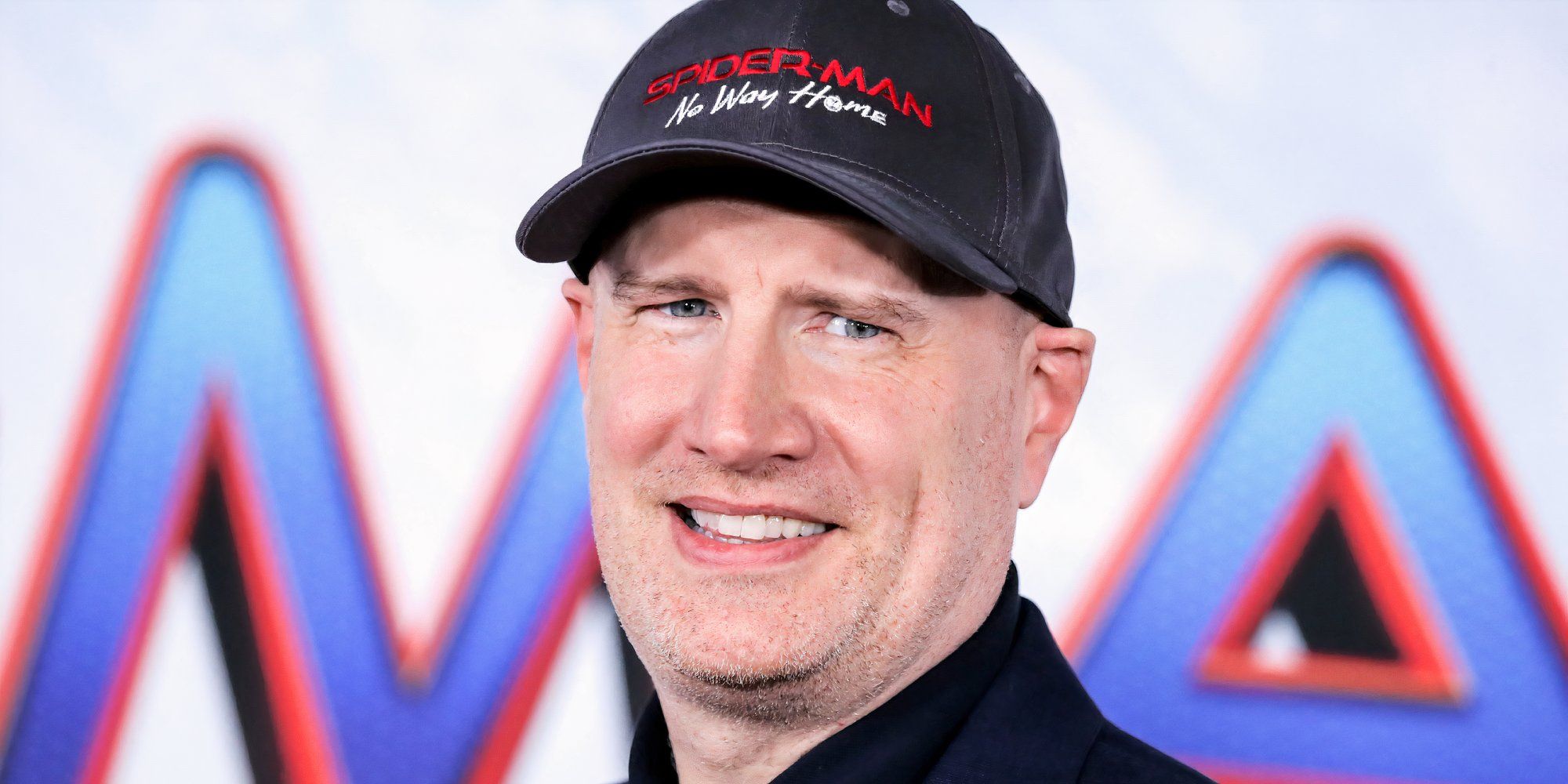 Kevin Feige sorrindo e usando um chapéu temático na estreia de Homem-Aranha: Sem Volta para Casa (2021)