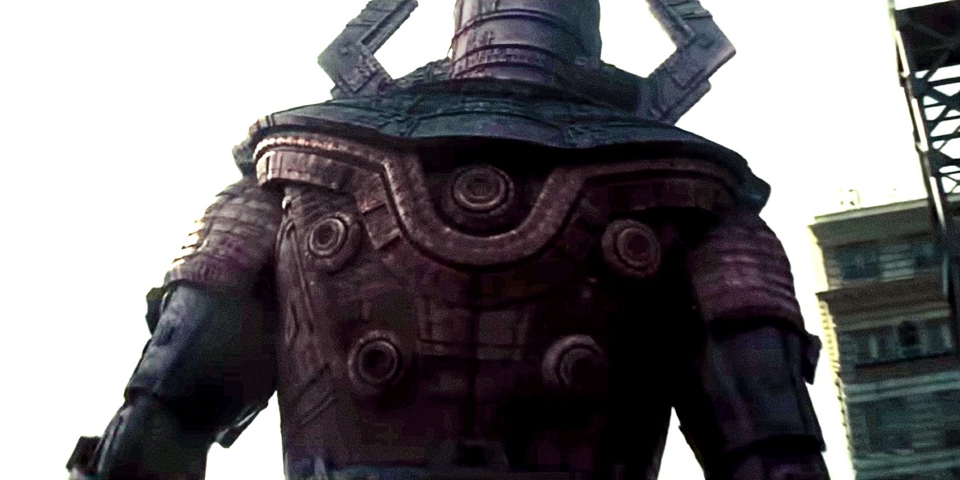 Galactus, de Ralph Ineson, caminha pela cidade de Nova York em Os Primeiros Passos do Quarteto Fantástico