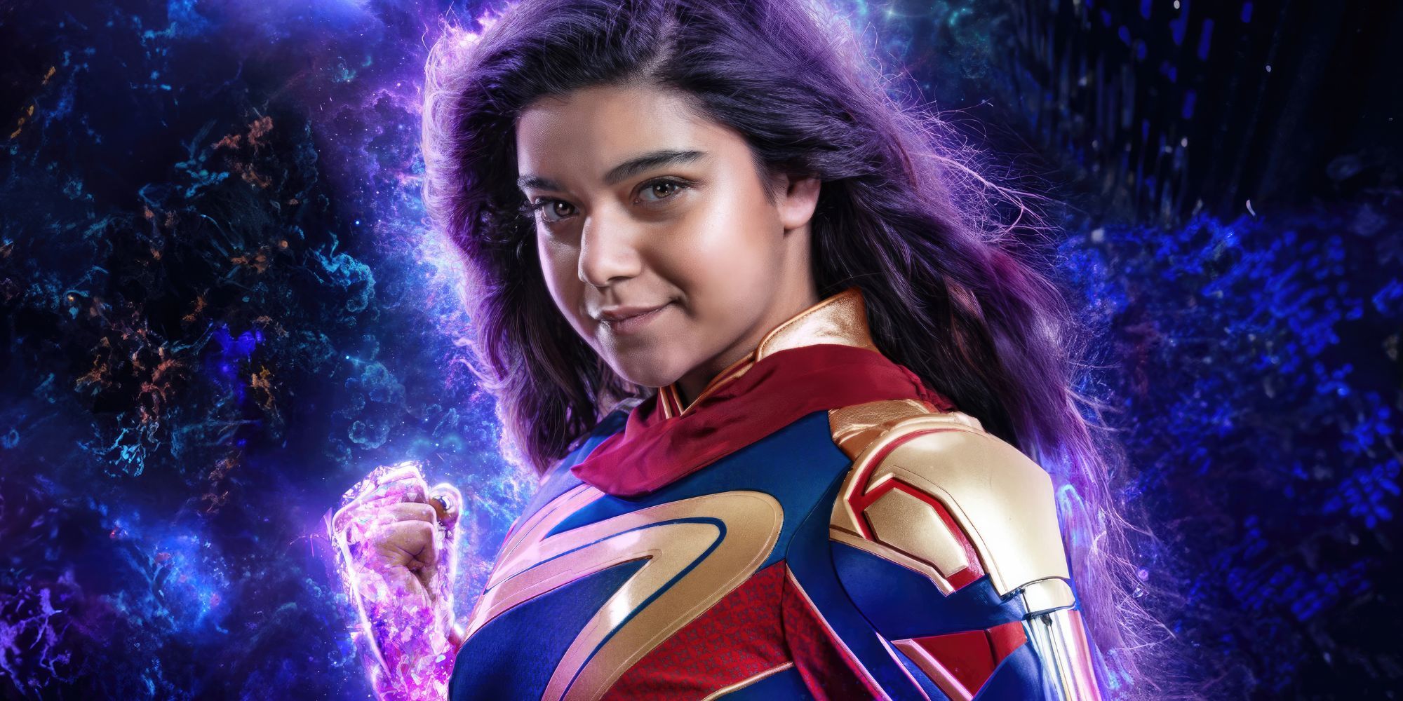 Iman Vellani vestida como Ms. Marvel com seus poderes brilhando