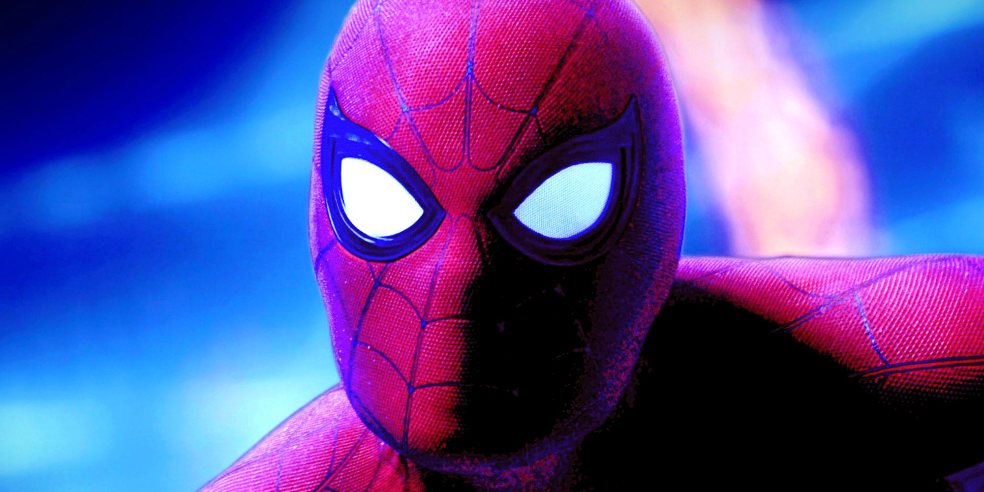O Homem-Aranha de Tom Holland olha para a câmera em frente a um fundo azul brilhante em Homem-Aranha: Sem Volta para Casa